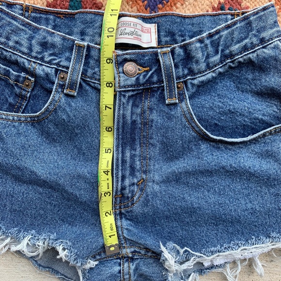 Levi’s • Vintage Mid waisted Cutoffs. Size 25/0/2 - Picture 6 of 8